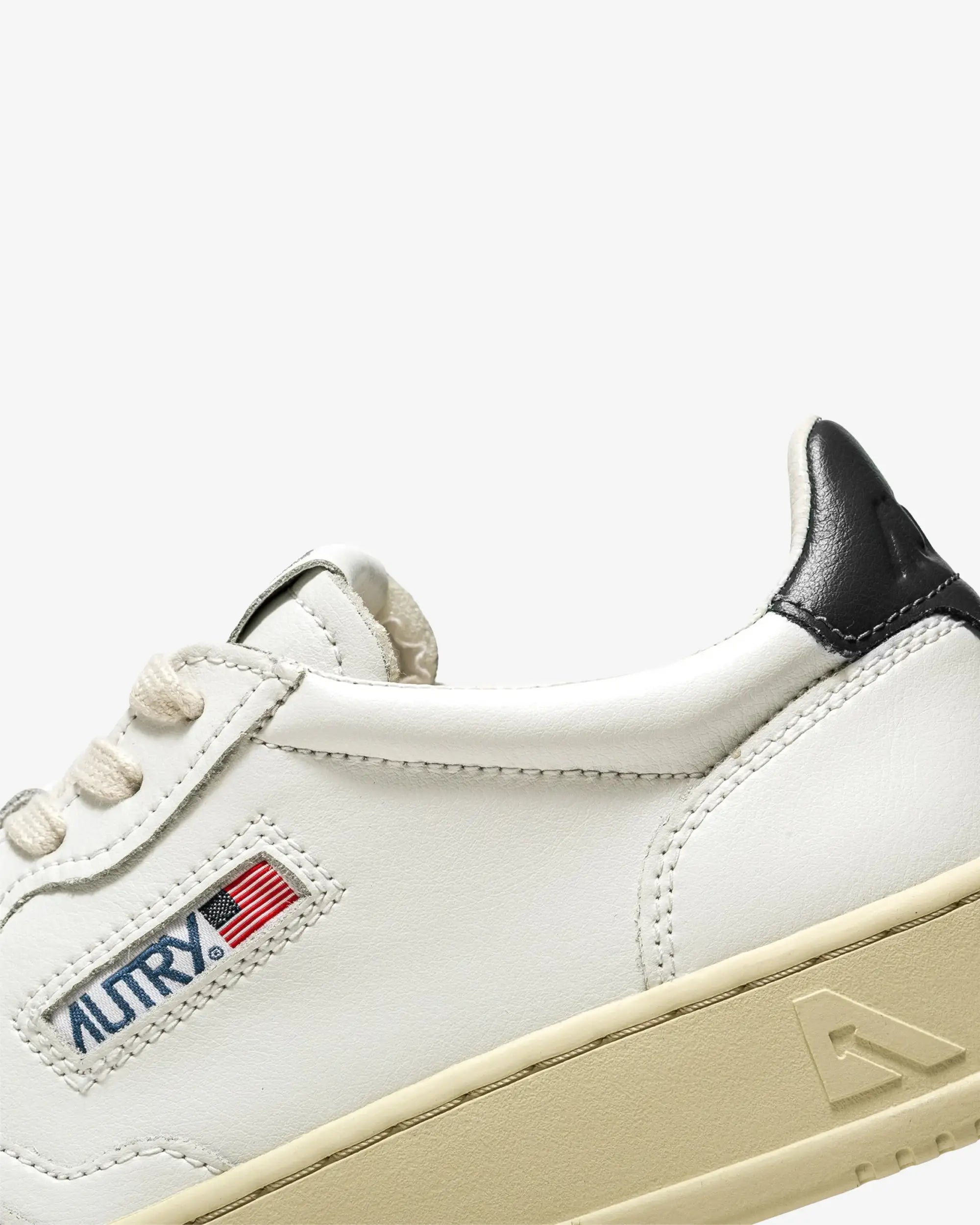 MEDALIST LOW IN PELLE BIANCA E NERA