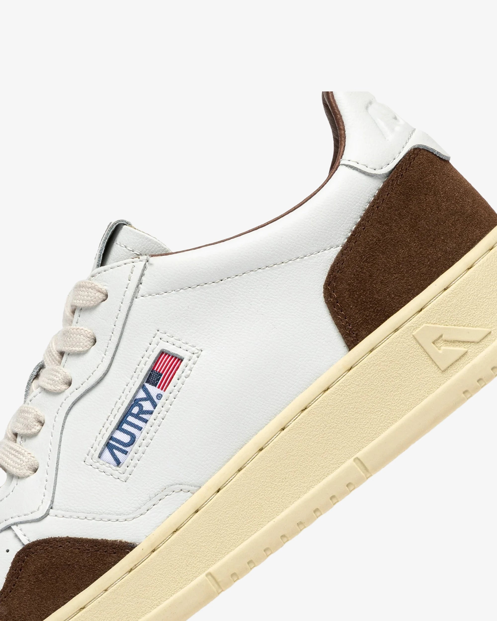 MEDALIST LOW IN PELLE BIANCA E SUEDE MARRONE