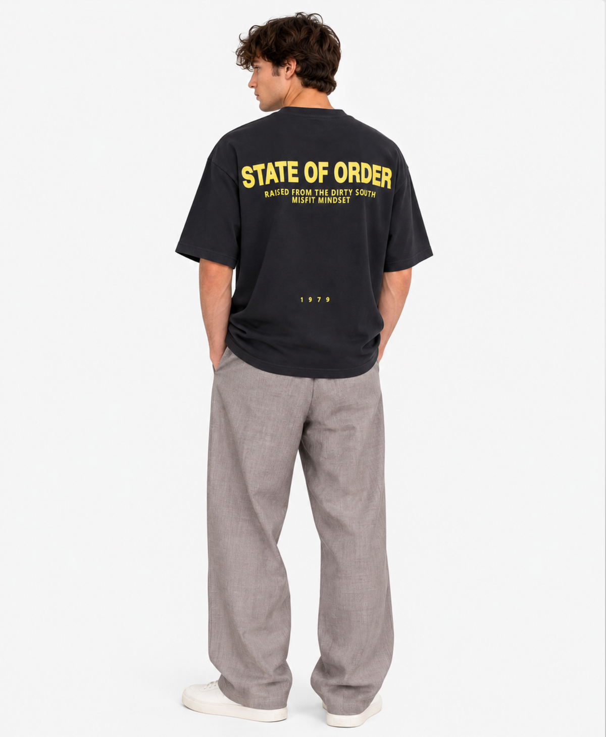 t-shirt nera con stampa gialla oversize